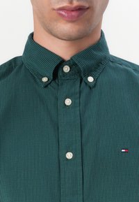 Tommy Hilfiger MICRO GINGHAM SHIRT - Camicia - ornamental green