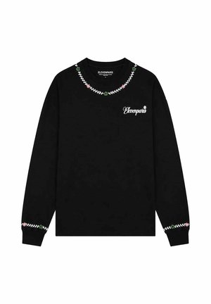 Camisa negra de manga larga con pequeño bordado floral alrededor del cuello y los puños, y el logo de la marca "Elevenparis" en el pecho izquierdo.