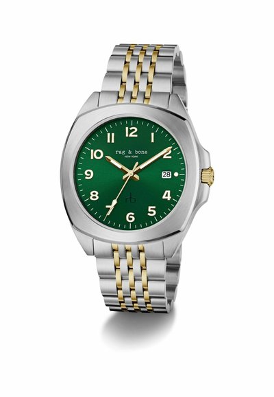 Ceas din oțel inoxidabil cu accente aurii, cadran verde, numerale aurii, trei ace, fereastră pentru dată la ora 3, și bratara metalică legată.