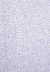 Ljus lavendelfärgad stickad tyg med en slät yta, som har ett fint, konsekvent stickmönster genomgående.