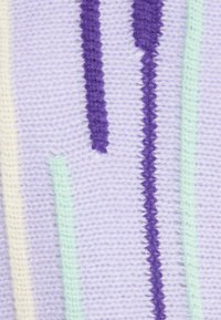 Strickstoff mit einem hellen Lavendelgrund, der vertikale Streifen in Dunkelviolett, Mintgrün und Creme aufweist. Die Textur ist weich und glatt.