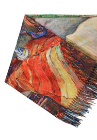 Sciarpa multicolore con motivi astratti in rosso, giallo e blu. Tessuto morbido con bordi frangiati, forma triangolare e design a strati.