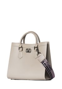 Beige synthetische handtas met een gestructureerde vorm, dubbele korte handvatten en een afneembare schouderriem met zwarte en roze accenten en logo-opdruk.
