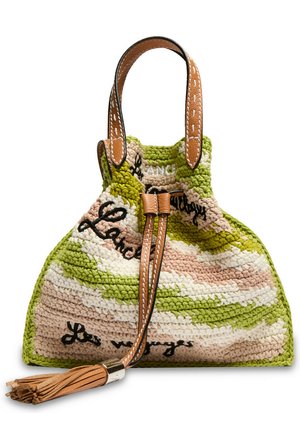 Petit sac en crochet avec cordon, à rayures vertes, beiges et blanches, anses en cuir marron et un pompon en cuir.