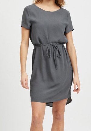 Robe grise à manches courtes avec un col rond, détail de taille nouée et ourlet légèrement arrondi. Fabriquée dans un tissu lisse et léger.