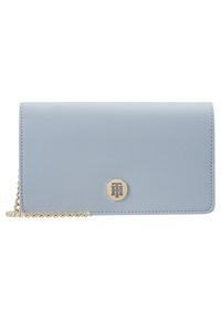 Jasnoniebieski skórzany portfel o teksturowanej powierzchni, złote okucia i emblemat z logo, wyposażony w łańcuszek do noszenia.