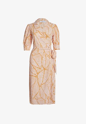 Robe portefeuille en orange clair avec un motif de feuilles blanches ; elle présente des manches courtes bouffantes, une ceinture nouée à la taille et un col à revers.