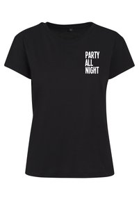 Juodas medvilninis marškinėliai su trumpomis rankovėmis ir apvaliu kaklu, ant priekio pavaizduotas tekstas "PARTY ALL NIGHT" ryškiomis baltais rašmenimis.