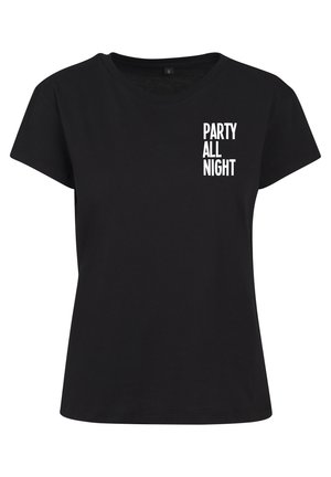 Čierne bavlnené tričko s krátkymi rukávmi a okrúhlym výstrihom, na prednej strane so textom "PARTY ALL NIGHT" v tučných bielych písmenách.