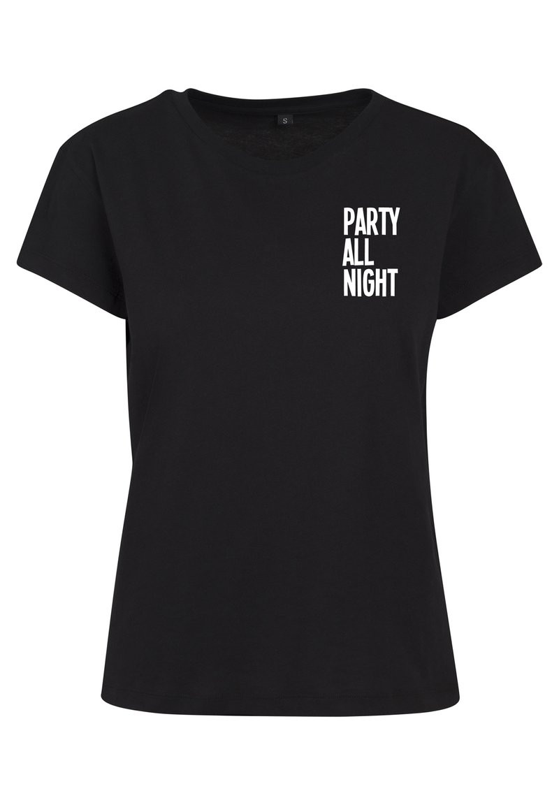 Juodas medvilninis marškinėliai su trumpomis rankovėmis ir apvaliu kaklu, ant priekio pavaizduotas tekstas "PARTY ALL NIGHT" ryškiomis baltais rašmenimis.