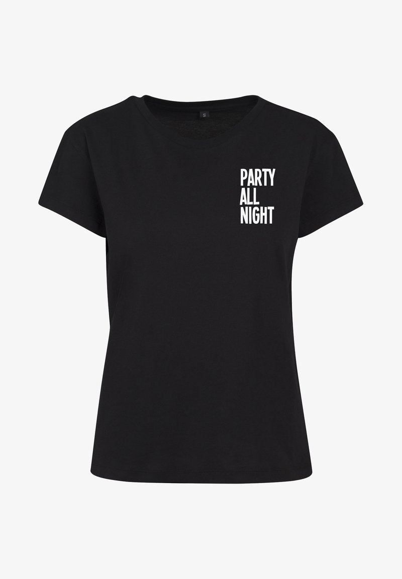 Juodas medvilninis marškinėliai su trumpomis rankovėmis ir apvaliu kaklu, ant priekio pavaizduotas tekstas "PARTY ALL NIGHT" ryškiomis baltais rašmenimis.