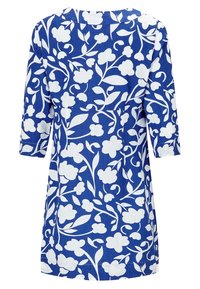 Blå blommönstrad klänning i ett lätt material, med vita blommor och blad, trekvart ärmar och en avslappnad form.