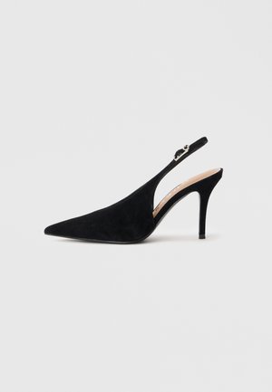 Escarpin slingback en suède noir avec bout pointu et talon haut et fin sur fond blanc.