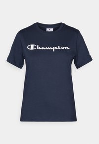 Tamno plava pamučna majica s kratkim rukavima, s bijelim "Champion" logotipom na prsima i malim logotipom na rukavu.