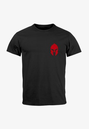 Schwarzes Baumwoll-T-Shirt mit einem roten Spartaner-Helm-Design auf der linken Brust. Kurzarm und klassische Rundhalsausschnitt-Form.