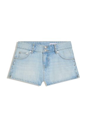 Lichtblauwe denim shorts met dubbele knoopsluiting, steekzakken aan de voorkant, riemlussen en metalen studdetails langs de zijkanten.