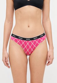 Rosa mønstret bikinibukser med diamantdesign, med en svart elastisk liv med «HUGO» merket. Myk stoff og tett passform.