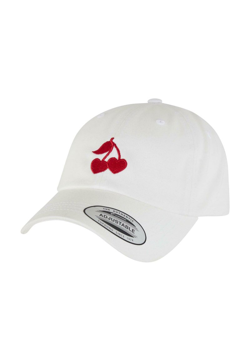 Gorra de béisbol blanca de algodón con diseño de cereza bordado en rojo en la parte frontal. Correa ajustable en la parte trasera con una etiqueta circular.