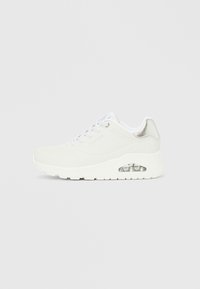 Pantof sportiv alb cu suprafață netedă, detalii perforate pe laterale, accente argintii pe călcâi și amortizare cu aer vizibilă în talpă.