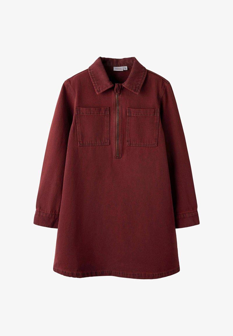 Burgundi pikkade varrukatega kleit, millel on krae, poolne tõmblukk ees ja kaks rinna taskut; valmistatud vastupidavast kangast, millel on sile tekstuur.