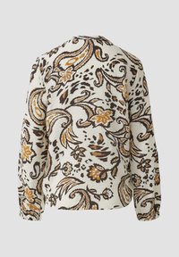 Langemouwenblouse in roomkleur met een paisleypatroon in bruin, oranje en blauw. Heeft gathered mouwen en een ontspannen pasvorm. Gelaagd stof.