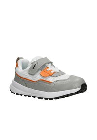 Baskets de sport grises et blanches avec des accents orange, tige en maille, col rembourré, sangle Velcro et semelle en caoutchouc noir avec grip texturé.