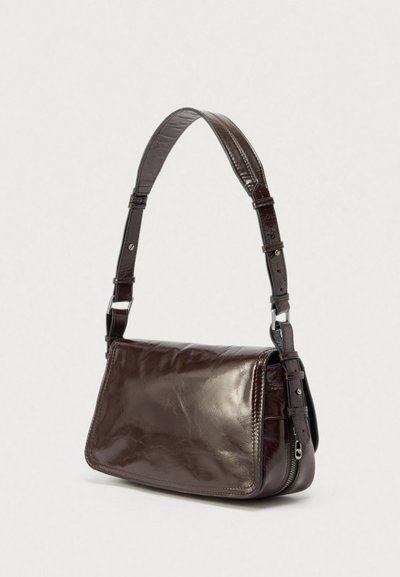 Sac à bandoulière en cuir marron avec une finition lisse et brillante, une sangle réglable et une poche latérale zippée. Forme rectangulaire aux lignes épurées.