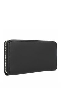 Portafoglio in pelle nera con superficie liscia, forma rettangolare e zip argentata visibile lungo il bordo. Design minimalista senza motivi o decorazioni.