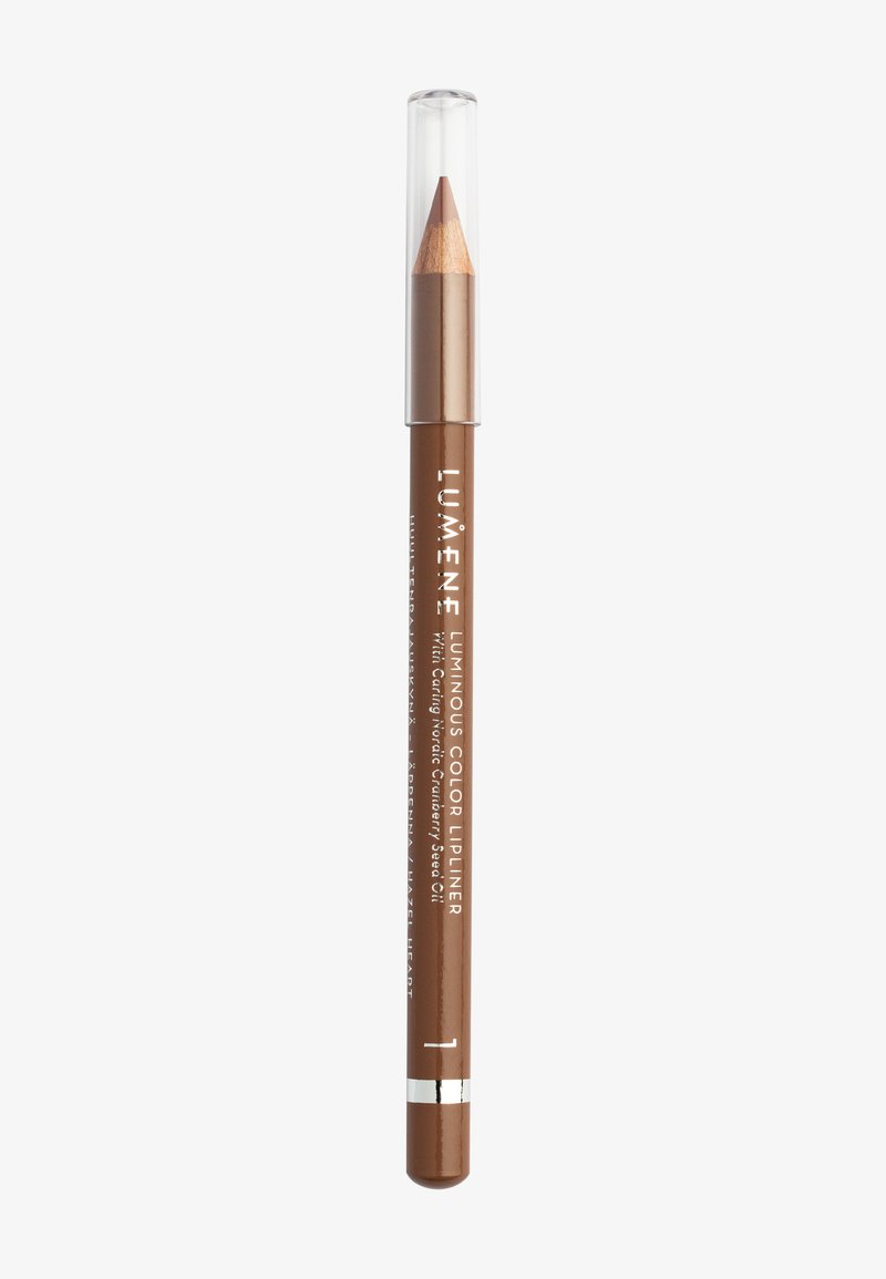 Lápiz delineador de labios marrón con punta afilada, tapa de plástico transparente y texto blanco en el tubo, que indica detalles del producto y la marca.