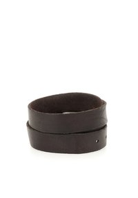 Bracciale in pelle marrone, con due cinturini avvolti, dalla texture liscia. Presenta piccoli fori per la regolazione e un design minimalista.