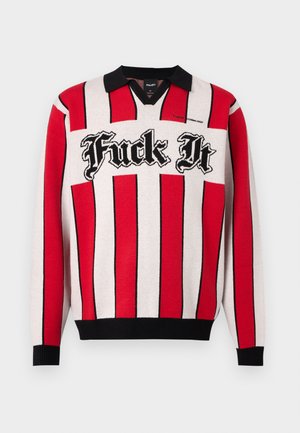 Πλεκτό πουλόβερ με μακριά μανίκια, κόκκινες και λευκές κάθετες ρίγες, μαύρο γιακά και μανσέτες, και έντονο γοτθικό κείμενο στο στήθος.