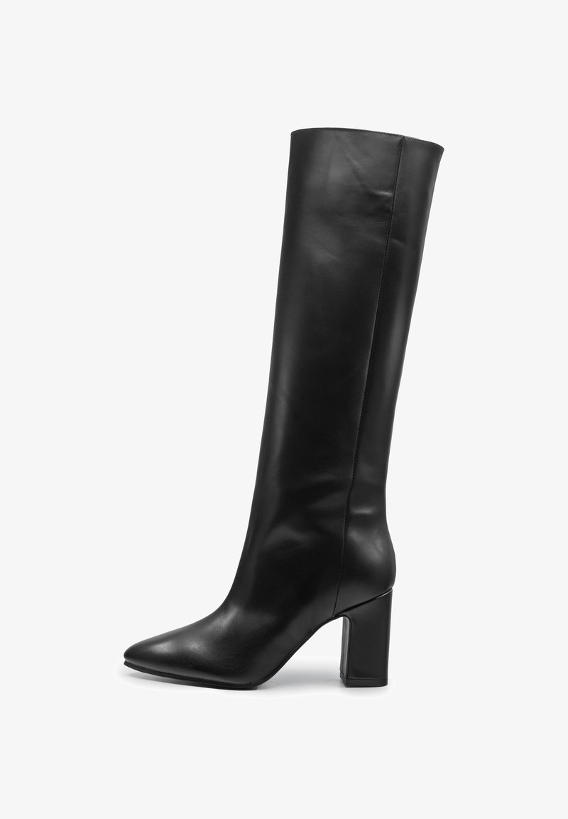 Stivale in pelle nera, alto fino al ginocchio, con punta affilata e tacco quadrato, mostrato di lato su uno sfondo bianco.