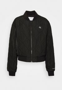 Pikowana czarna kurtka bomberka z zamkiem z przodu, prążkowanymi mankietami i dołem. Posiada małe białe logo na lewej piersi. Gładka tekstura.