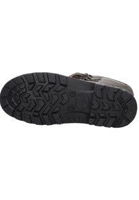 Schwarze Gummi-Stiefelsohle mit tiefen Profilen für Traktion, ausgestattet mit einer Kombination aus strukturierten und glatten Oberflächen. Robustes Design für den Einsatz im Freien.