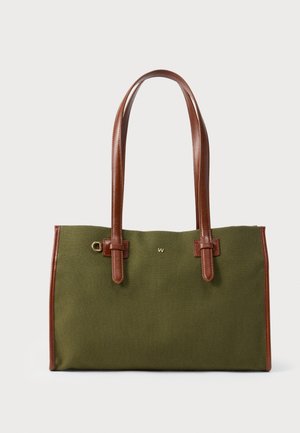 Sac fourre-tout en toile verte avec poignées et garniture en cuir marron, arborant un petit logo doré "W" centré sur le devant.