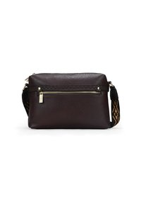 Bolso bandolera de cuero marrón con superficie texturizada, herrajes dorados, cierre de cremallera y correa de tela con patrón. Forma rectangular compacta.