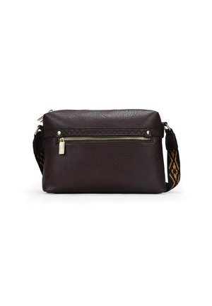 Bolso bandolera de cuero marrón con superficie texturizada, herrajes dorados, cierre de cremallera y correa de tela con patrón. Forma rectangular compacta.