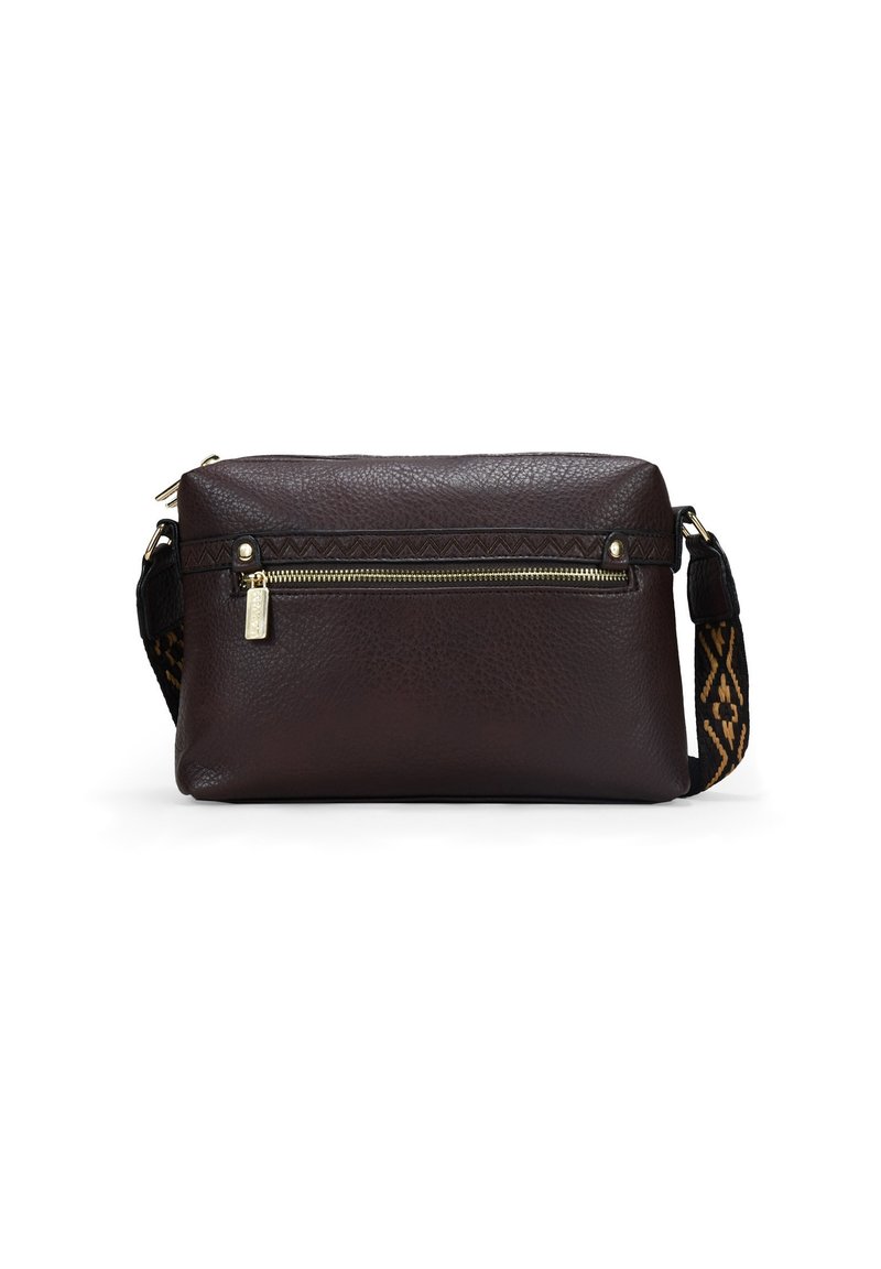 Bolso bandolera de cuero marrón con superficie texturizada, herrajes dorados, cierre de cremallera y correa de tela con patrón. Forma rectangular compacta.