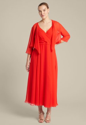 Rotes, knielanges Kleid aus leichtem Stoff mit Wickeldesign, kombiniert mit einem durchsichtigen, fließenden Schal; verfügt über kurze Ärmel und einen Gürtel.