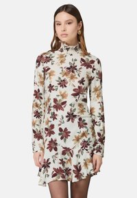 Blumenkleid mit langen Ärmeln, hohem Kragen, cremefarbener Basis und lebhaften burgunderfarbenen, gelben und grünen Blumenmustern. Rüschensaum.