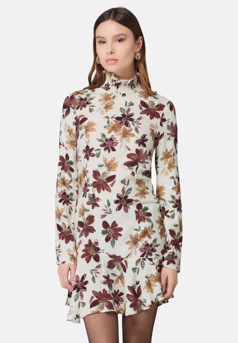 Blumenkleid mit langen Ärmeln, hohem Kragen, cremefarbener Basis und lebhaften burgunderfarbenen, gelben und grünen Blumenmustern. Rüschensaum.