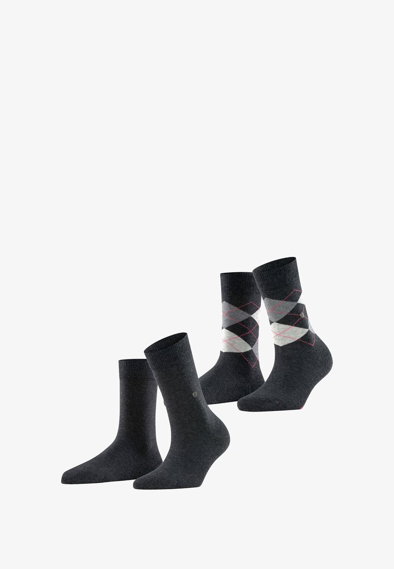 Deux paires de chaussettes : l'une est en gris foncé uni, l'autre présente un motif argyle en gris, blanc et rose. Les deux ont des bords côtelés.