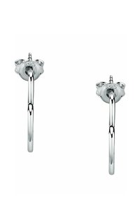 Orecchini in argento con anelli curvi e allungati. Ogni orecchino presenta un design decorativo all'estremità ed è contrassegnato con "925" per l'argento sterling.
