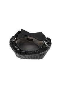 Sac à main noir avec un extérieur en sequins, des accents de tissu lisse, un haut froncé et du matériel en argent. L'intérieur est en tissu de couleur claire.