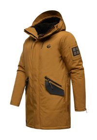 Brūns parka jakas ar pūkainu kapuci, melni rāvējslēdzēja akcenta kabatas, logo uz krūtīm un regulējama aukla ap kaklu.