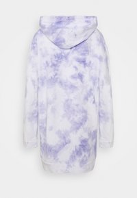 Přerostlá mikina v bílé barvě s fialovým tie-dye vzorem; má kapuci a dlouhé rukávy, s jednoduchým, uvolněným střihem a texturovanou tkaninou.