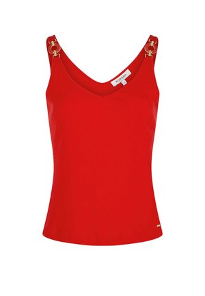 Top rouge sans manches à col en V avec des détails en anneaux dorés sur les bretelles, coupe ajustée et petite étiquette de marque près de l'ourlet.