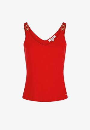 Top rouge sans manches à col en V avec des détails en anneaux dorés sur les bretelles, coupe ajustée et petite étiquette de marque près de l'ourlet.