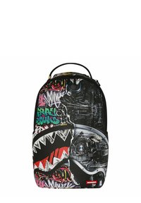 Zaino grafico con un mix di colori audaci, tra cui nero, rosso e teal. Presenta design d'impatto, tra cui una bocca di squalo e texture sovrapposte.