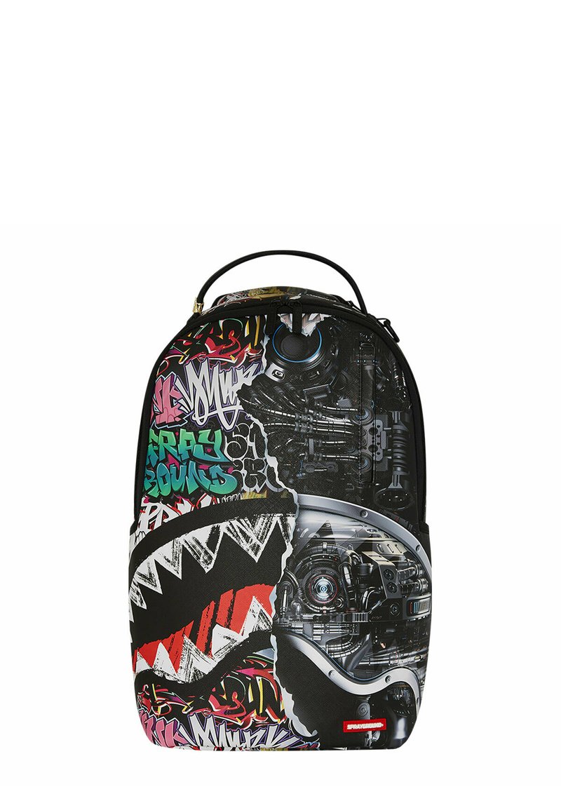 Zaino grafico con un mix di colori audaci, tra cui nero, rosso e teal. Presenta design d'impatto, tra cui una bocca di squalo e texture sovrapposte.
